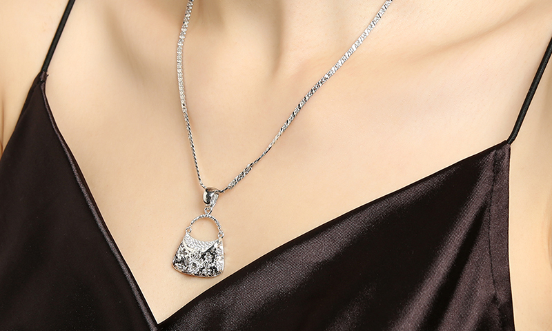 D&acirc;y chuyền l&agrave;m to&aacute;t l&ecirc;n sự thanh lịch, cuốn h&uacute;t